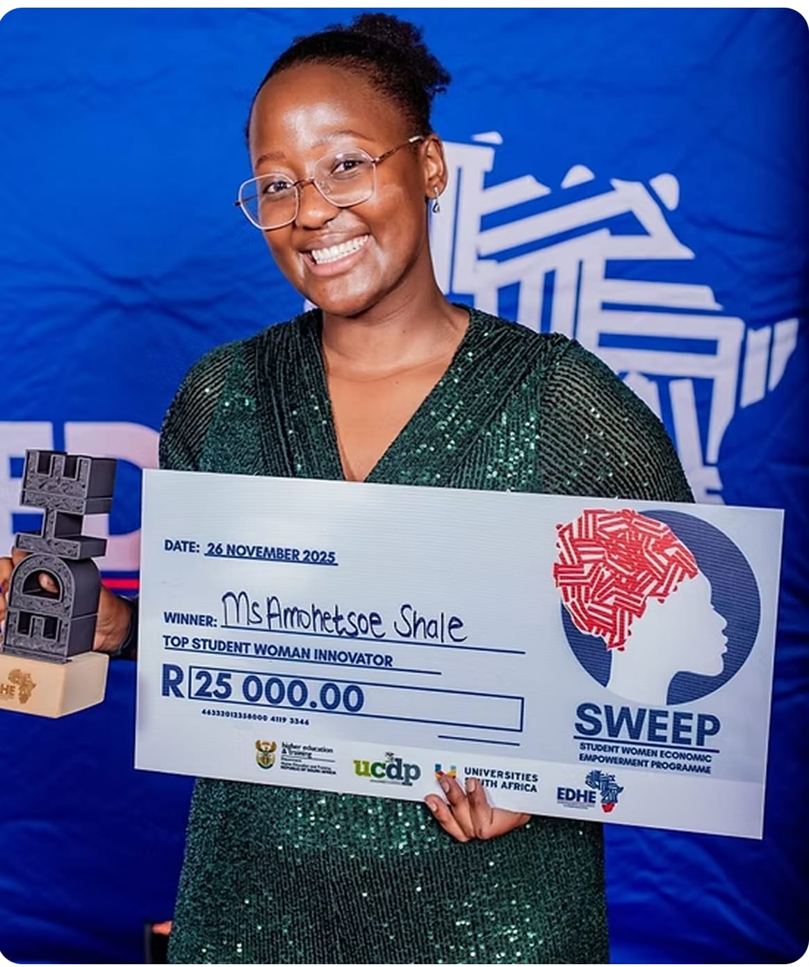 Amo Shale receiving the Top Student Woman Innovator award cheque